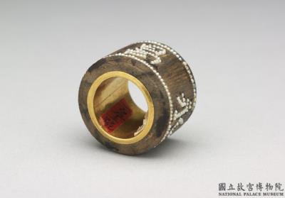 图片[2]-Agarwood archer’s ring with pearl-and-gold inlay, Qing dynasty (1644-1911)-China Archive